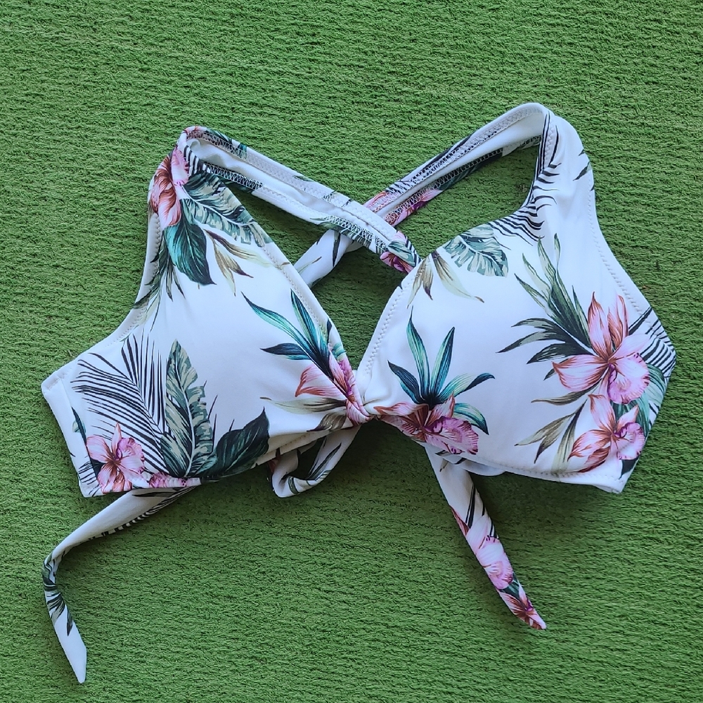 NWOT Shade And Shore Floral Bikini Top with Tropical Hibiscus Print